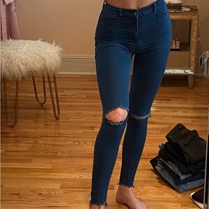 Zara Blue Skinny Jeans with Distressed Knee and High-Waisted Fit